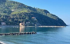 Beatrice Nel Centro Di Levanto